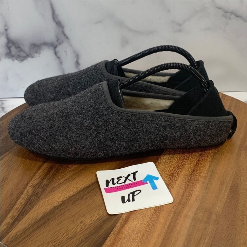Men’s slippers black new . Look at the photos